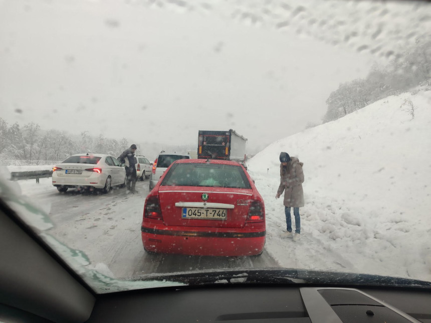 Snijeg iznenadio putare u decembru, putevi pod snijegom