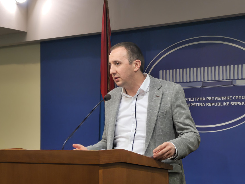 To je manipulacija u režiji vlasti i skretanje pažnje sa budžeta