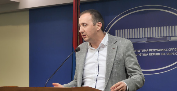To je manipulacija u režiji vlasti i skretanje pažnje sa budžeta