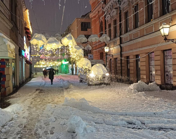 Otežan saobraćaj u Banjaluci, pao i novogodišnji nakit