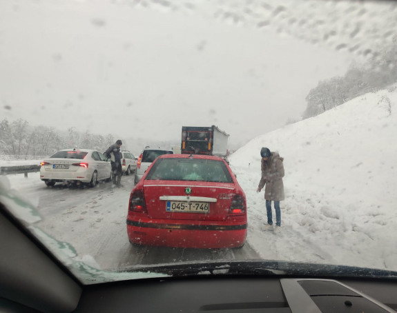 Snijeg iznenadio putare u decembru, putevi pod snijegom