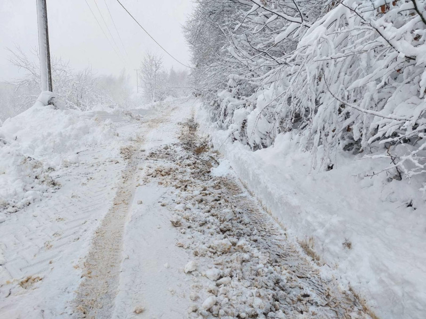 Obustavljena nastava u više škola zbog snijega