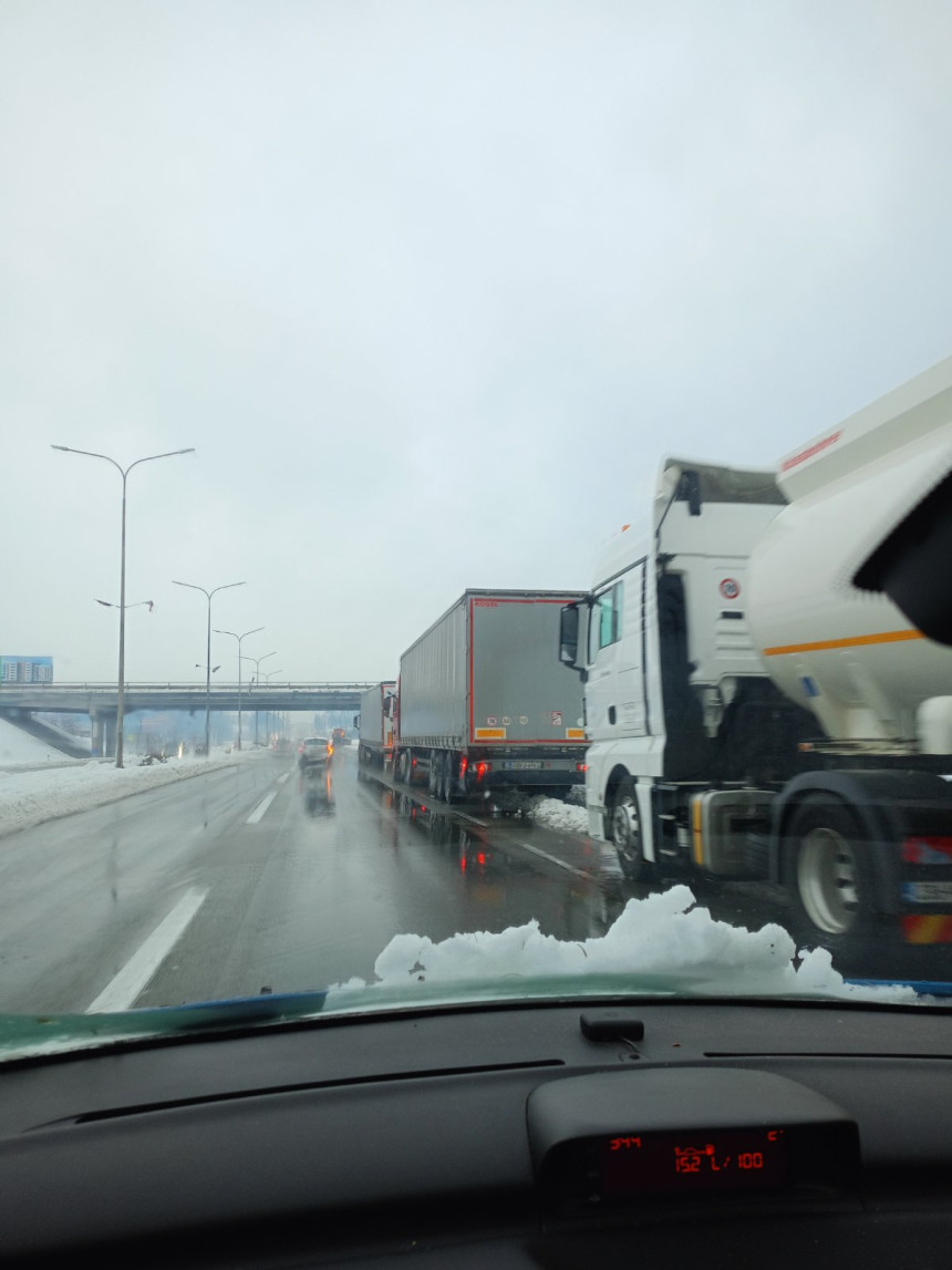 Potpuna blokada saobraćaja na putu Banjaluka-Laktaši