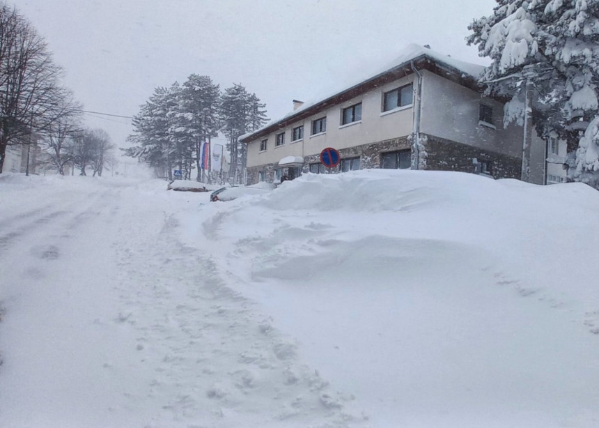 Kneževo odsječeno od svijeta: Snijeg i preko metra