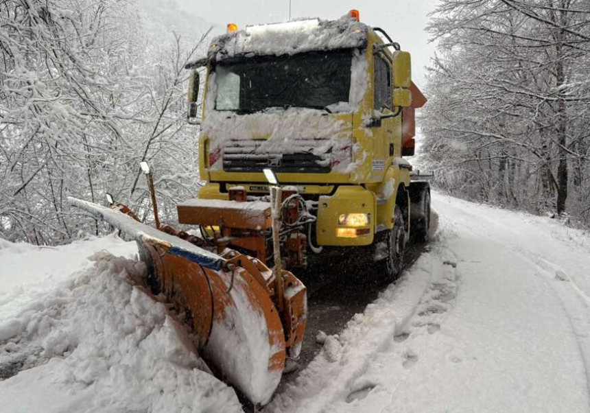 Neprohodno osam putnih pravaca u Srpskoj zbog snijega