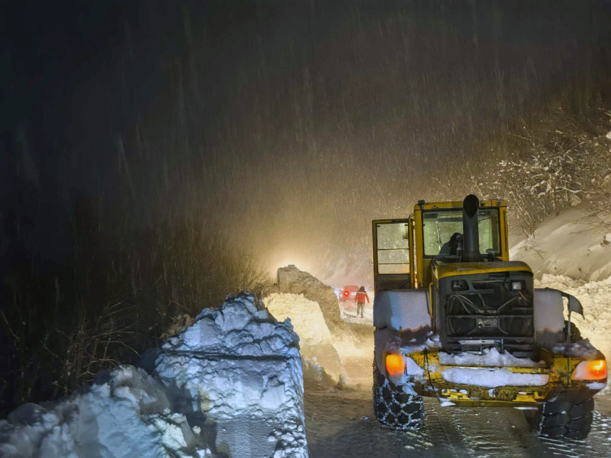 Тешка механизација пробила сњежне наносе код Дрвара