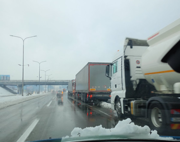 Потпуна блокада саобраћаја на путу Бањалука-Лакташи