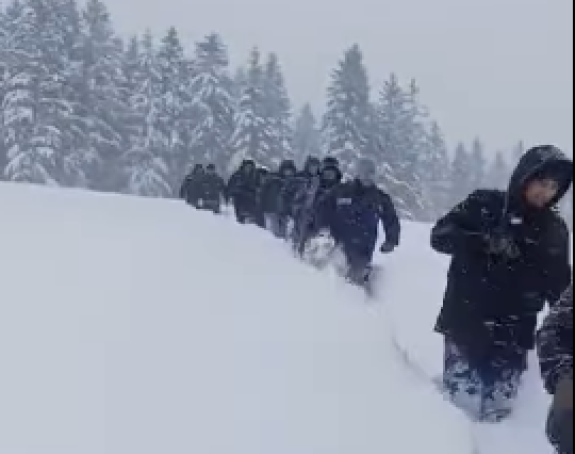 Pogledajte kako se električari iz Kneževa bore sa smetovima