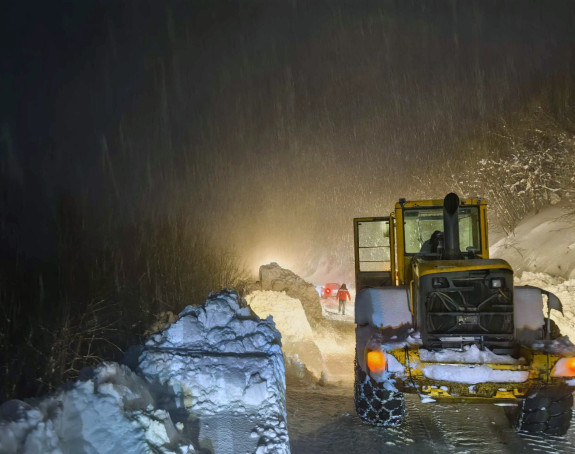 Тешка механизација пробила сњежне наносе код Дрвара