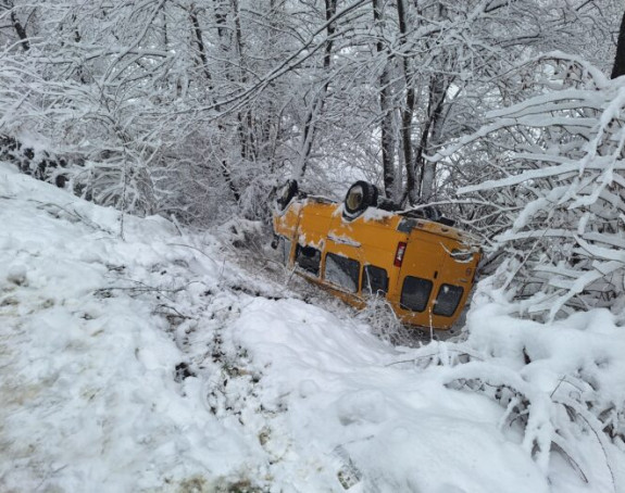 Аутобус пун ђака слетио са пута и преврнуо се