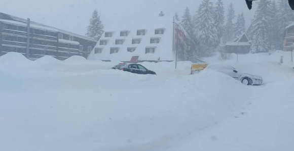 Gosti na Vlašiću ostali zarobljeni u snježnom nanosu