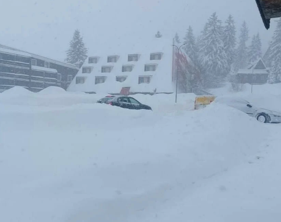 Гости на Влашићу остали заробљени у сњежном наносу