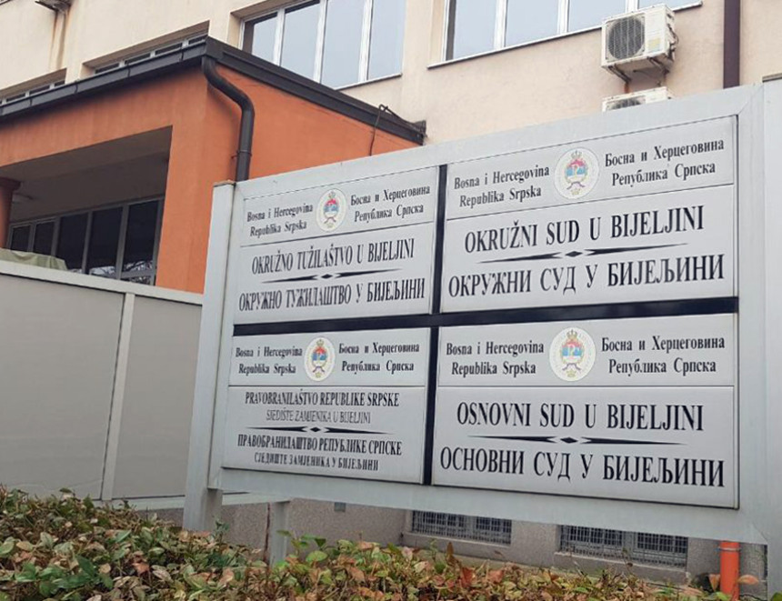 Због саобраћаја полицајца брутално тукли пред дјететом