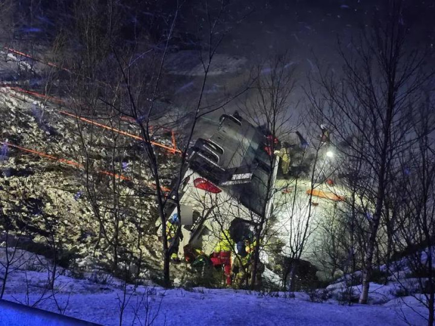 Autobus sletio u provaliju, tri osobe poginule (FOTO)