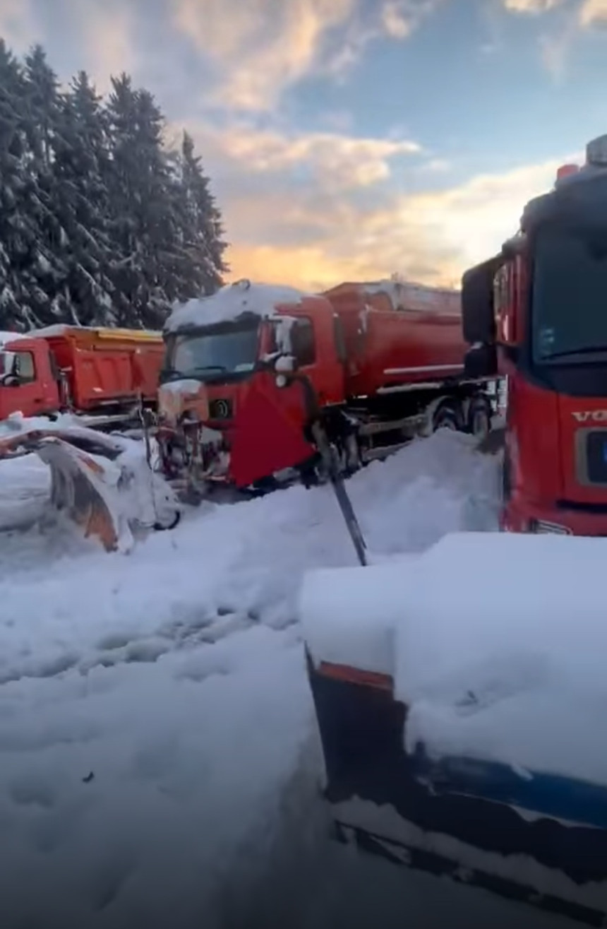 Kneževo paralisano, parkirani kamioni "Niskogradnje"