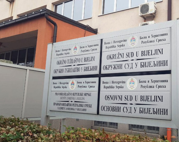 Zbog saobraćaja policajca brutalno tukli pred djetetom