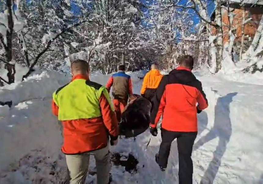 Žena iz Kneževa danima bila zarobljena pored mrtvog sina