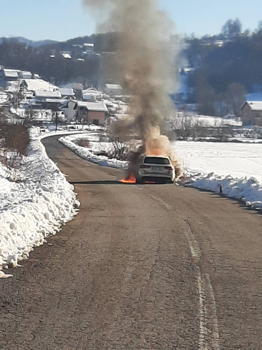 Izgorio automobil na magistralnom putu kod Prnjavora