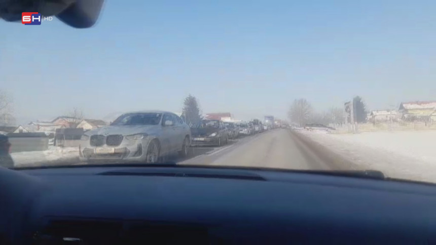 Duge kolone na ulazu u Doboj iz pravca Šešlija (VIDEO)