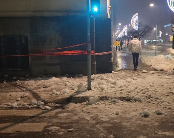 Snijeg sa krova zgrade Gradske uprave pao na dijete