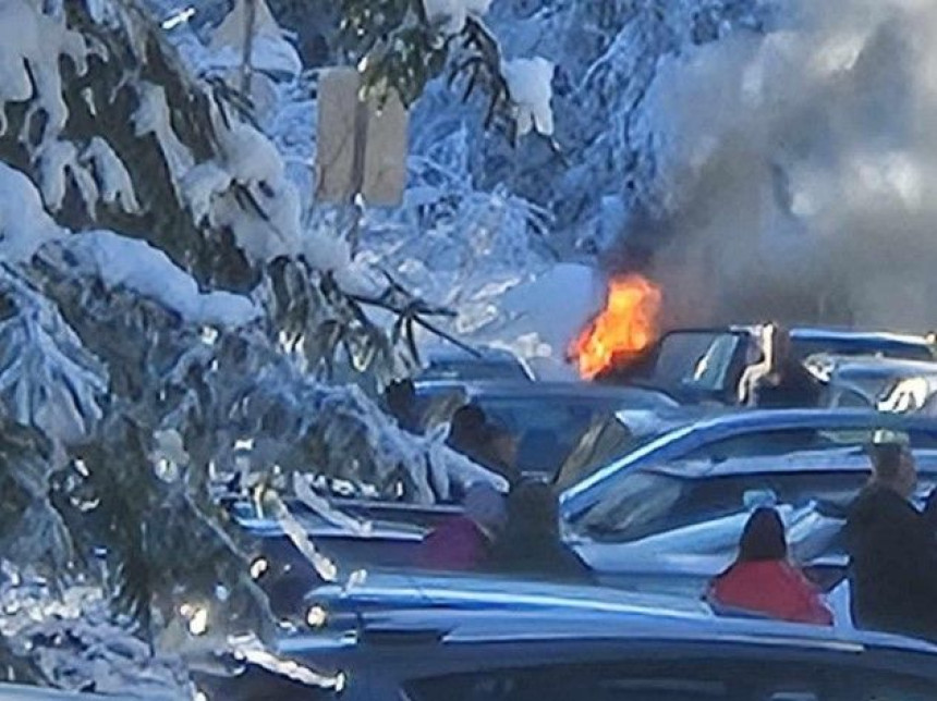 Zapalio se automobil u voznoj traci na Trebeviću