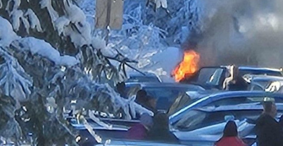 Запалио се аутомобил у возној траци на Требевићу