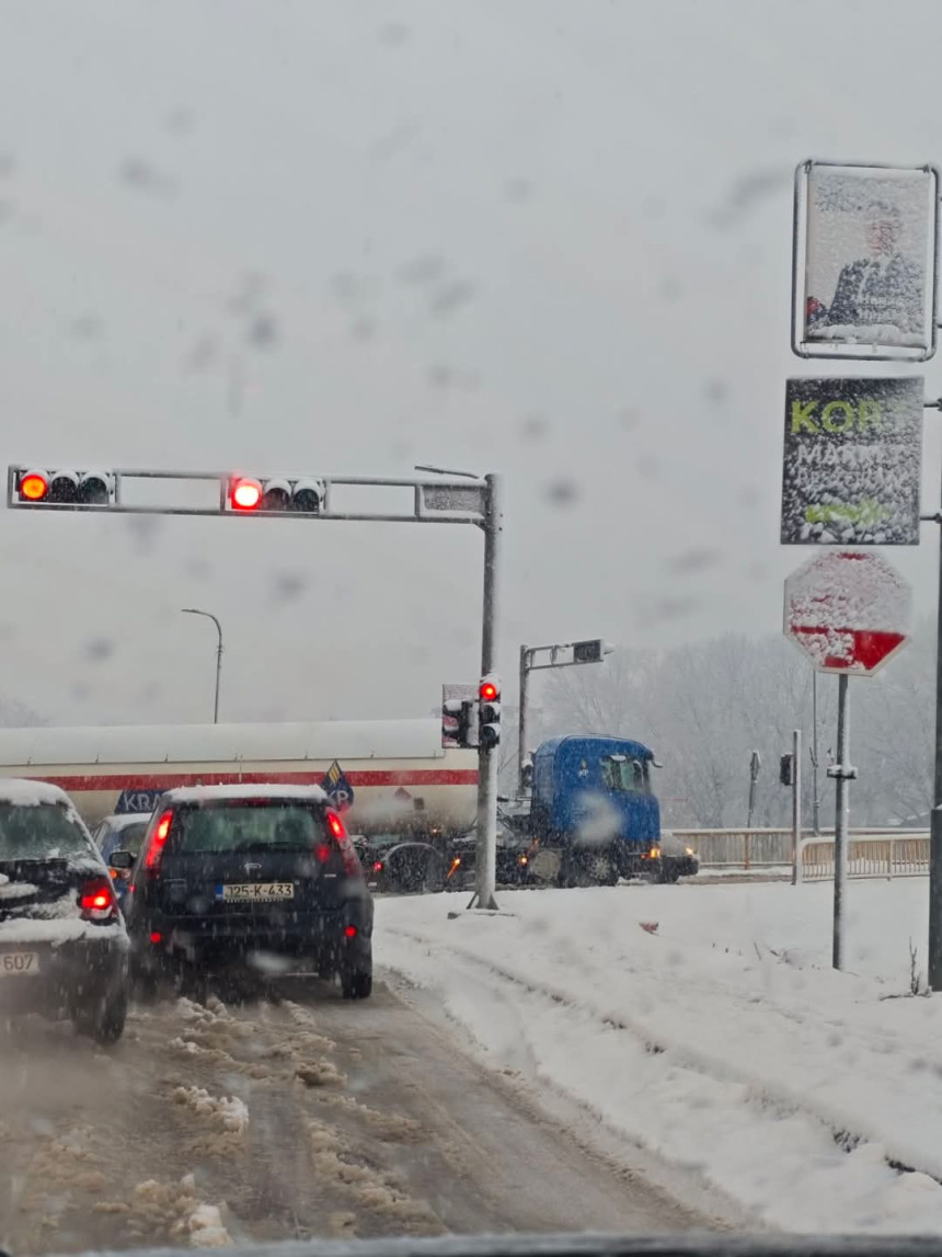 U Prijedoru snijeg pada, saobraćaj otežan (FOTO)