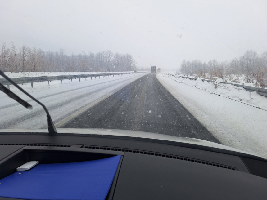 Snijeg ponovo pravi probleme u saobraćaju (VIDEO)