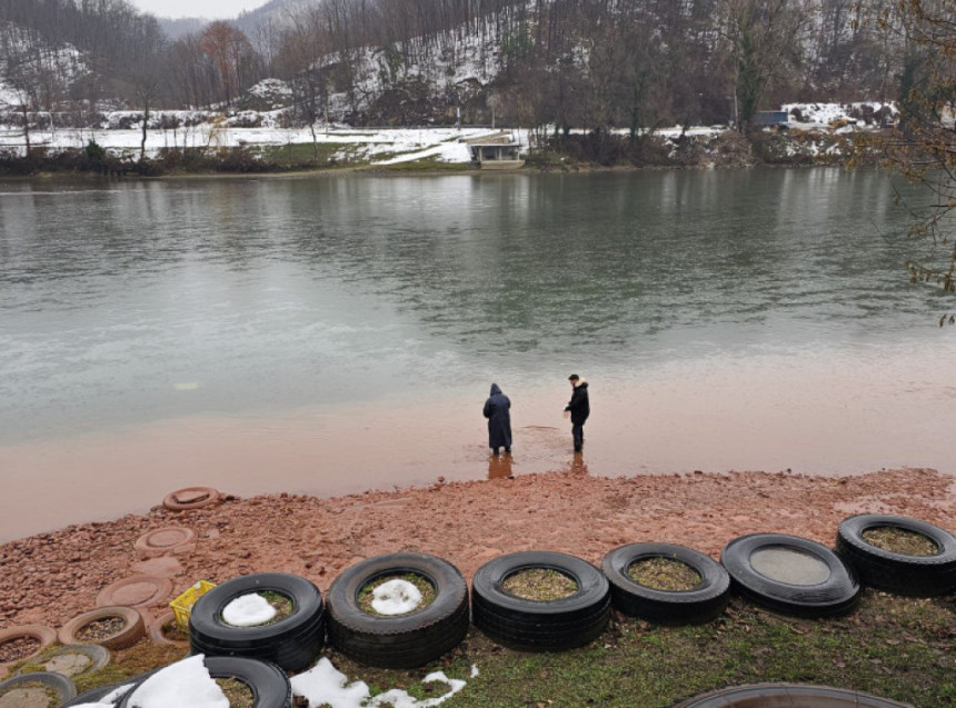 Муљ из Алумине обојио Дрину: Вода за пиће исправна