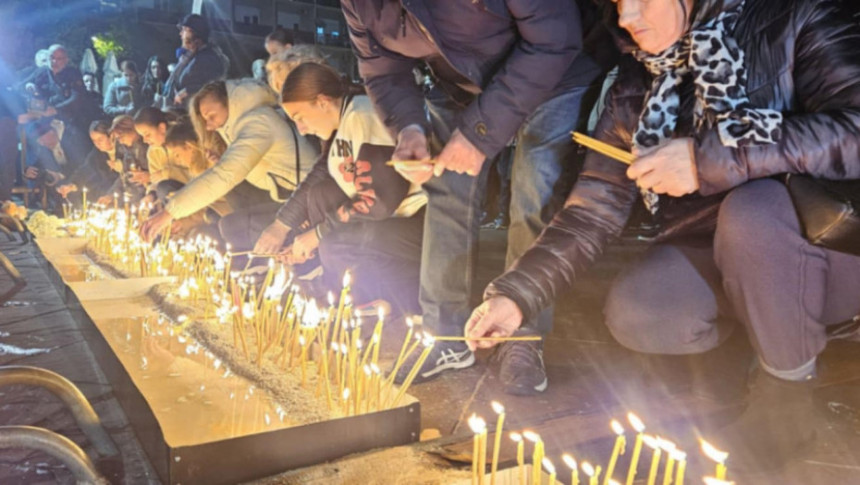 Група грађана испред Владе ЦГ због масакра на Цетињу