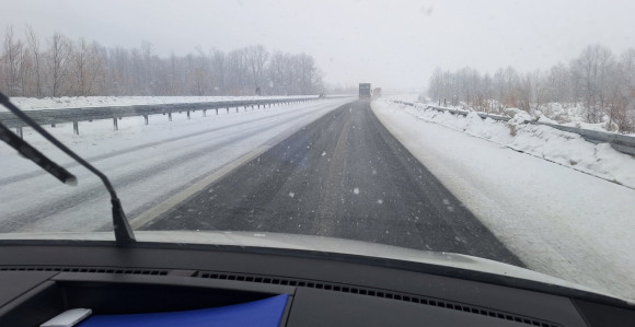 Snijeg ponovo pravi probleme u saobraćaju (VIDEO)