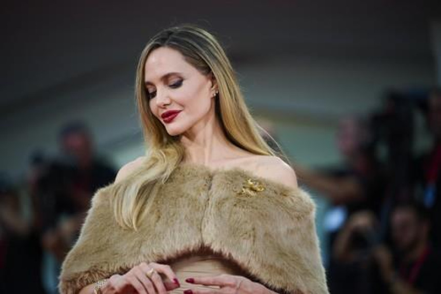 Anđelina Džoli nakon razvoda bogatija za 80 miliona dolara