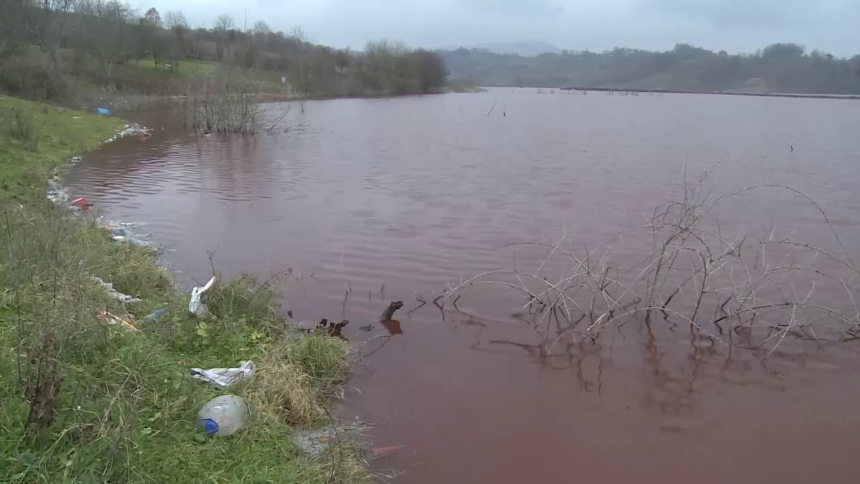 Mještani strahuju za zdravlje zbog crvenog jezera