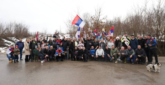 Селак са комшијама носио бадњак - традиција, јединство и вјера уочи Божића