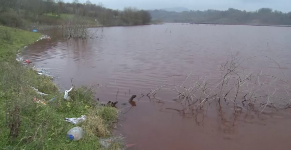 Mještani strahuju za zdravlje zbog crvenog jezera