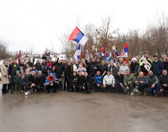 Селак са комшијама носио бадњак - традиција, јединство и вјера уочи Божића