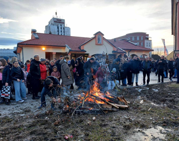 Osveštan i naložen centralni badnjak u Prijedoru