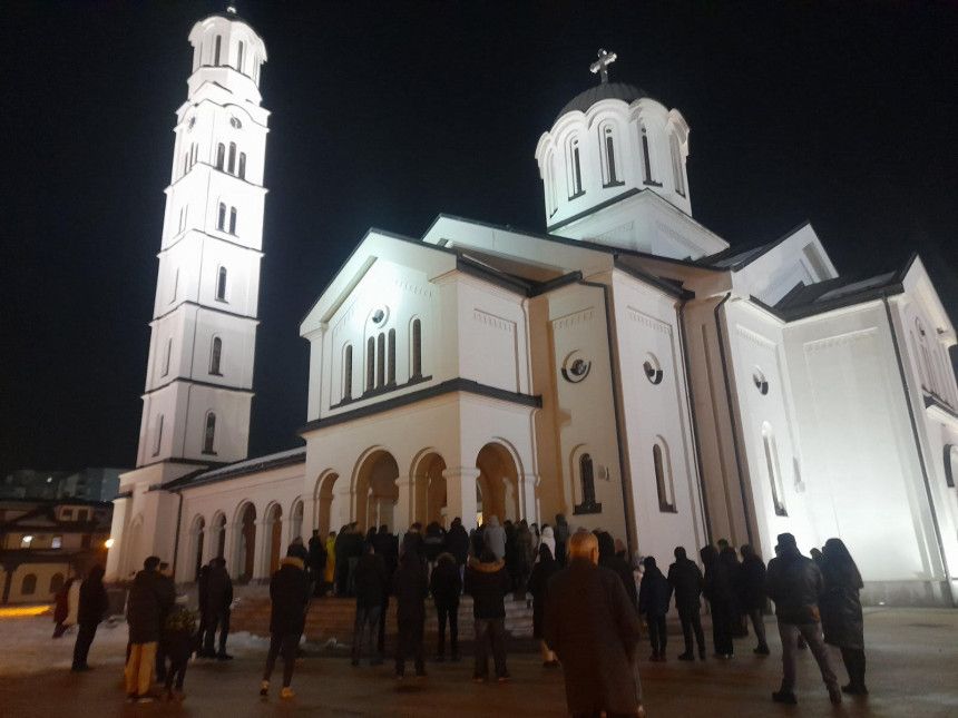 Obilježavanje Božića počelo rano jutros u hramovima