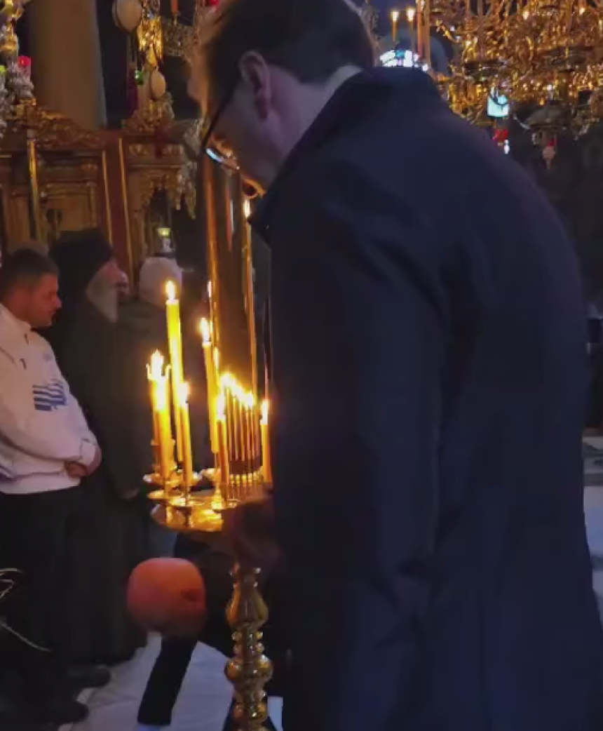 Вучић на божићној литургији у манастиру Хиландар