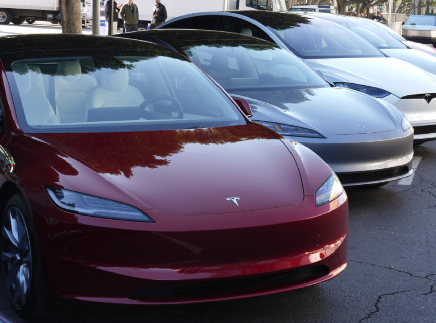 SAD: Otvorena istraga o 2,6 miliona Teslinih vozila