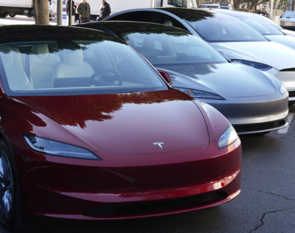 SAD: Otvorena istraga o 2,6 miliona Teslinih vozila