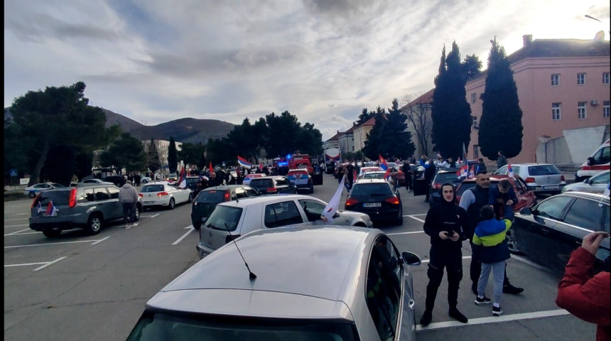 Trebinje: "Za vječnu Srpsku" prodefilovalo oko 150 vozila 