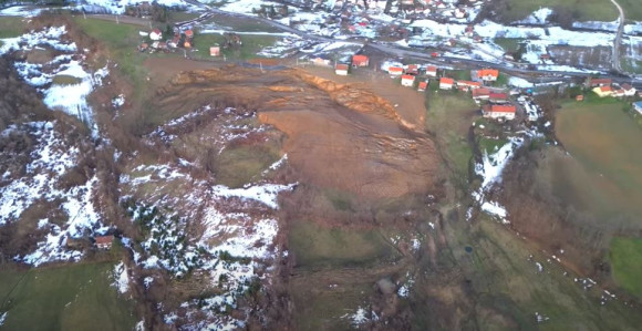Snimak iz vazduha pokazuje razmjere klizišta u Maglaju