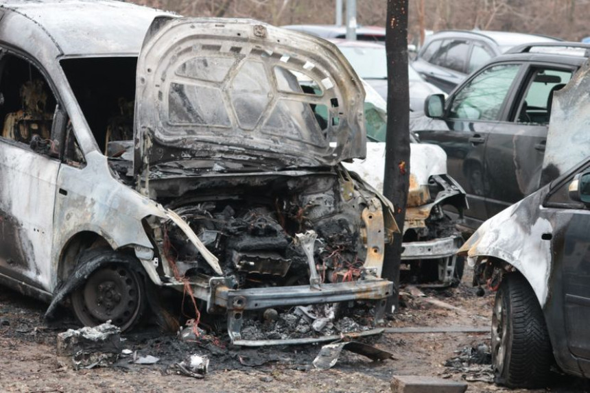 Drama na dočeku: Izgorjelo šest automobila