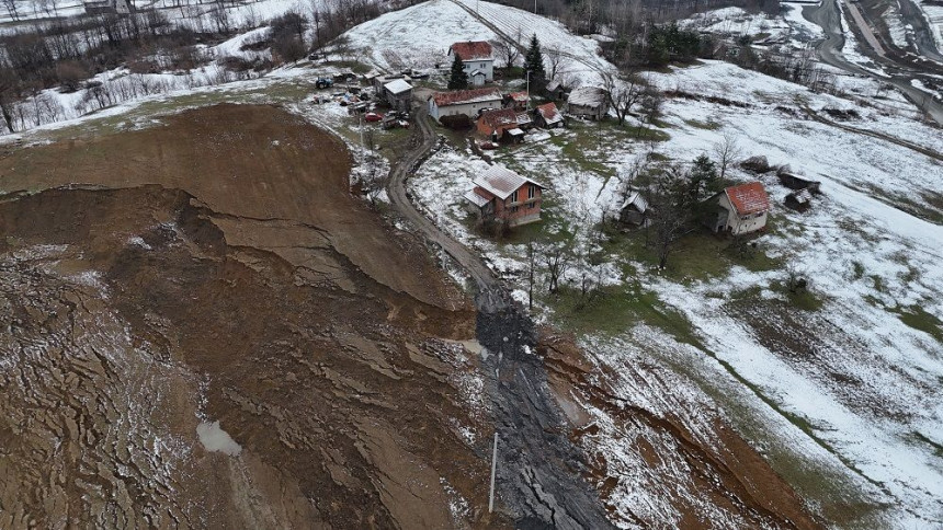 Klizište kod Maglaja se prati, porodice evakuisane