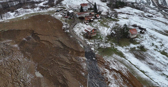Klizište kod Maglaja se prati, porodice evakuisane