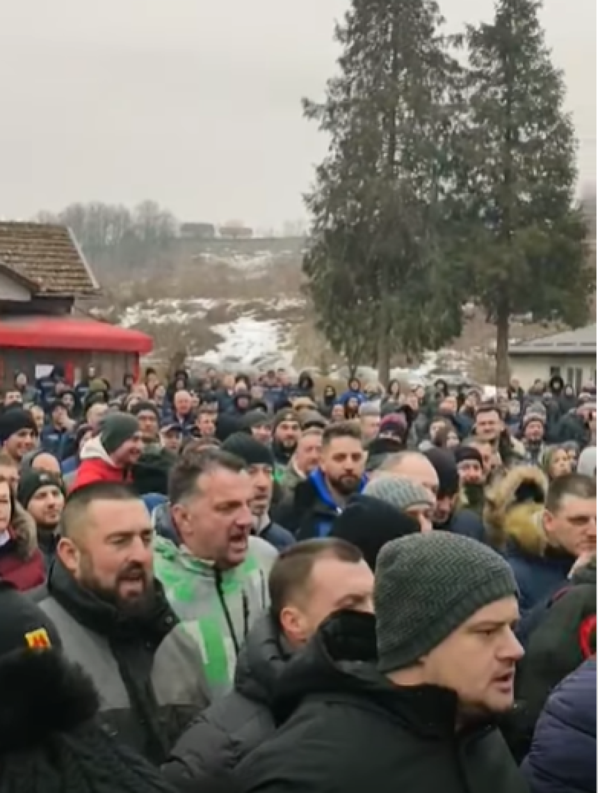 Радници траже оставке руководних људи у РиТЕ Угљевик, блокирали и саобраћајницу према Тузли