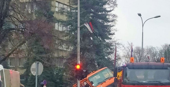 Nezgoda u Banjaluci: Kamion upao u rupu na cesti