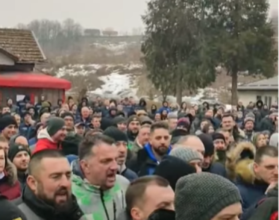 Радници траже оставке руководних људи у РиТЕ Угљевик, блокирали и саобраћајницу према Тузли