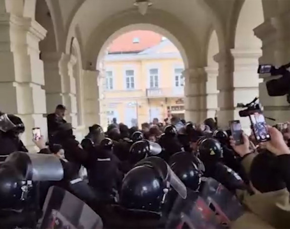 Incidenti ispred Gradske kuće u Novom Sadu